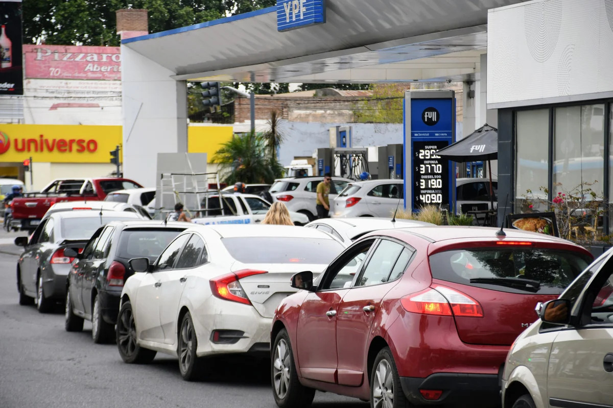 Largas colas en las estaciones de servicio para cargar combustible