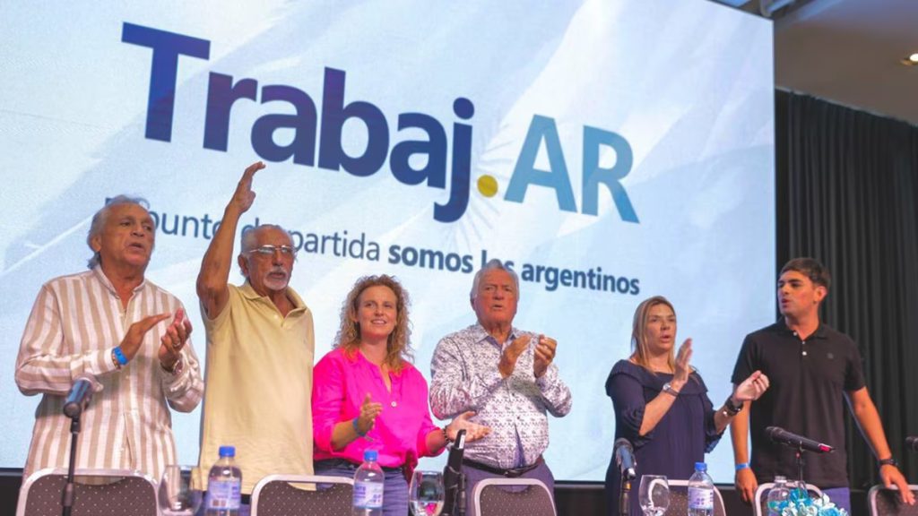 Luis Barrionuevo en el lanzamiento de su espacio Trabaj.AR, junto a su hija Sandra, Hugo Benítez, Maia Volcovinsky, Gustavo Vila y Rubén Aguiar