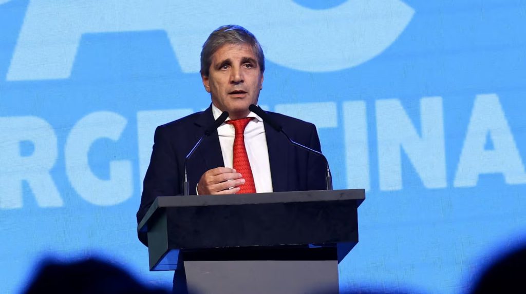 El ministro de Economía, Luis Caputo hace hincapié en que no se homologarán paritarias por encima de la inflación