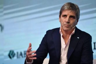 Luis Caputo indicó que "se podrán utilizar dólares en gastos cotidianos sin dar explicaciones"