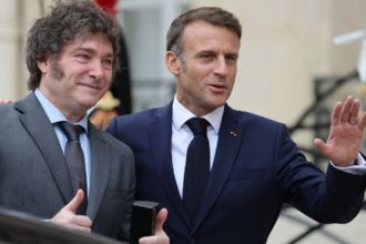 Presidente Argentino Milei junto al presidente francés Macron