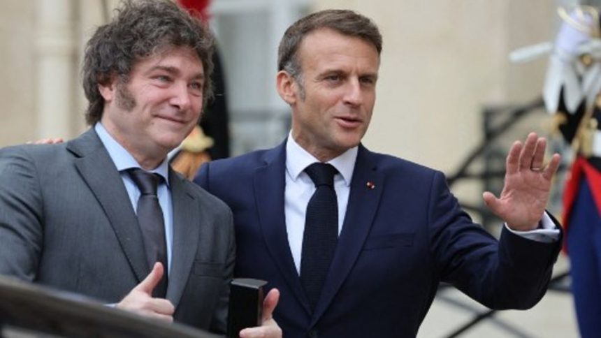 Presidente Argentino Milei junto al presidente francés Macron