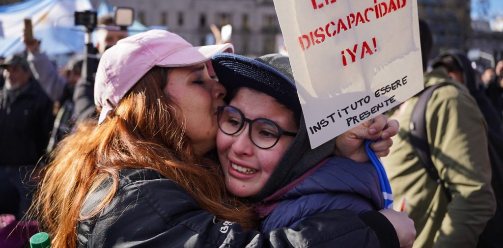 La felicidad de los familiares con discapacidad celebrando frente al Congreso