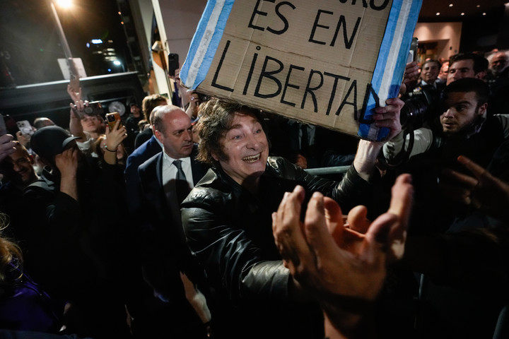 El festejo de Javier Milei a la salida de su búnker con su militancia