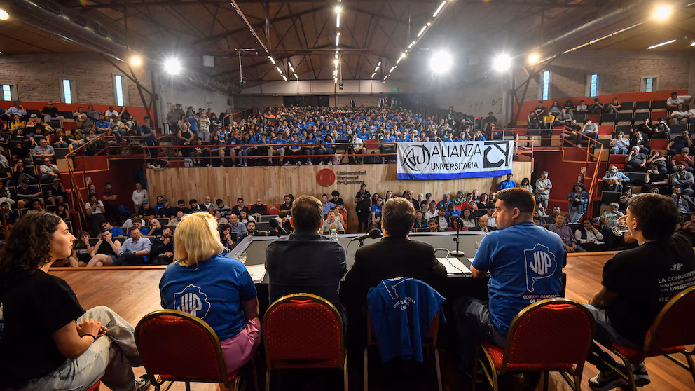 Axel Kicillof en el Aula Magna de la Universidad Nacional de Quilmes (UNQ)