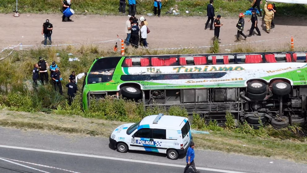 El micro siniestrado volcado al costado de la ruta